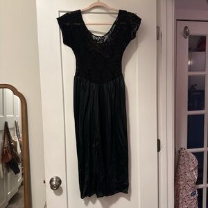 Vintage Gloria Vanderbilt Black Lace Short Sleeve Midi Slip Dress